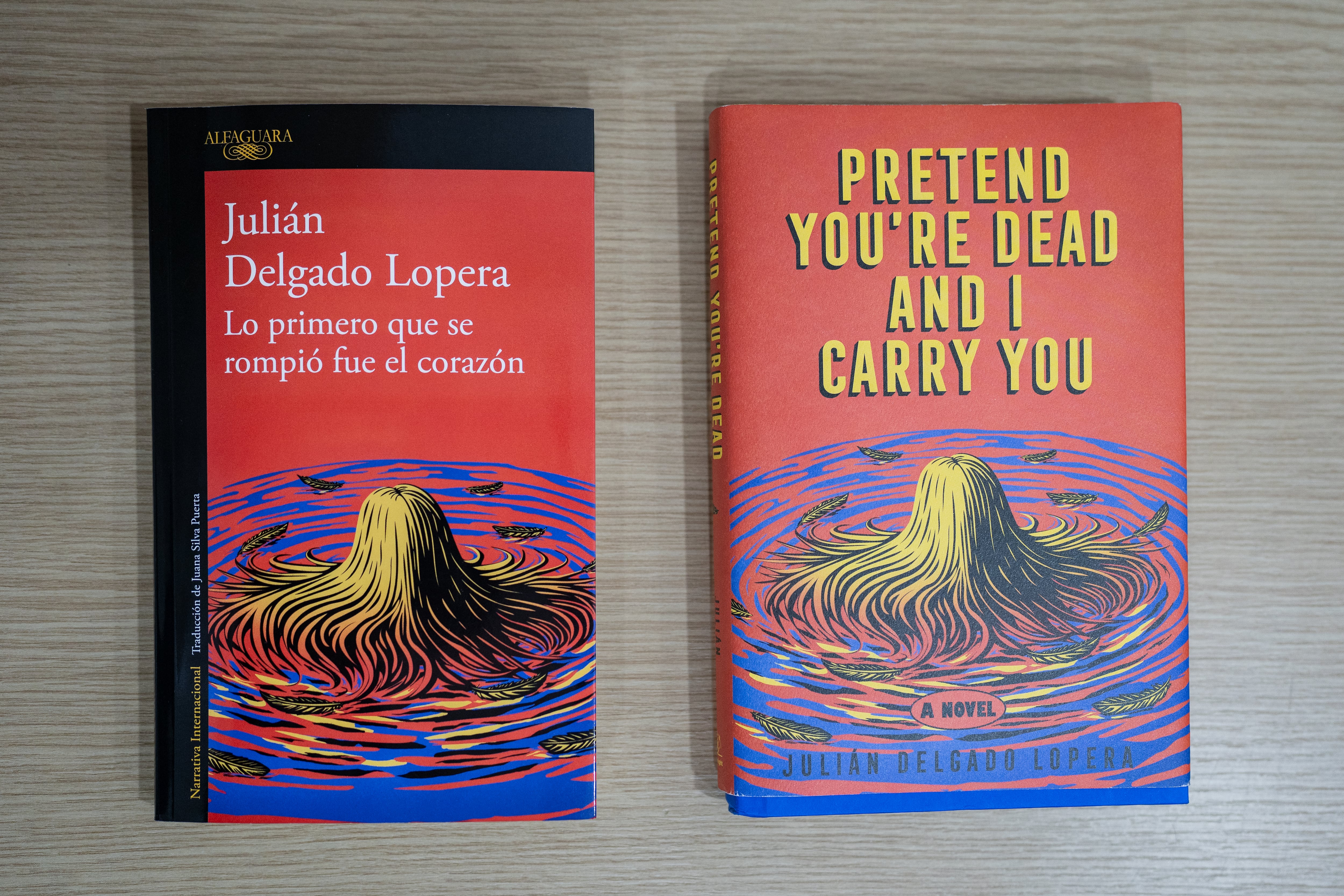 Las ediciones en español e inglés del libro de Julián Delgado.