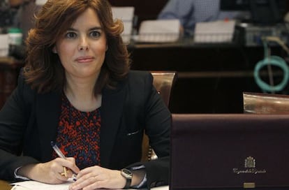 Soraya Sáenz de Santamaría cubre el formulario para acreditarse como diputada.