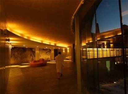 Este pasillo interior comunica el hotel con el <i>spa</i> Termas de Tiberio.