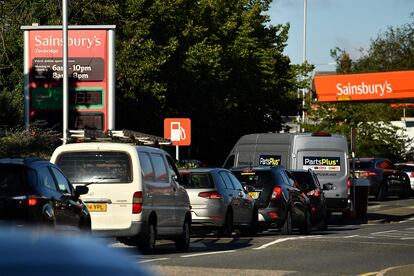 Una cola para echarse gasolina en Tonbridge, sureste de Inglaterra.