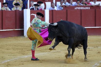 El diestro Antonio Ferreira durante su segundo toro. 