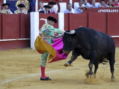 El diestro Antonio Ferreira durante su segundo toro. 