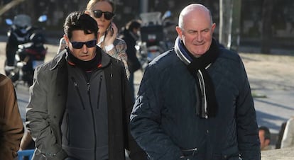 Los guardias civiles Antonio Coronado y Jose Oreja (con gafas de sol), a su llegada al juicio.