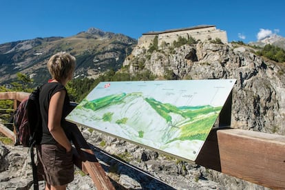 Una turista observa la fortificación de Esseillon.