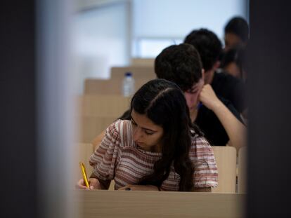 Primer día de la EvAU en la facultad de Derecho de la Universidad de Barcelona (UB), este martes.