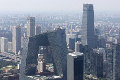 Fotografía aérea del distrito de negocios de Pekín ( China) con sus rasacacielos. En primer término, la nueva sede de la televisión central de China ( CCTV) , edificio obra de Rem Koolhaas. A la derecha, la torre 3 del World Trade Center de China.