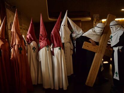 Penitentes en la Semana Santa de Calahorra, el pasado miércoles.