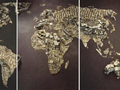 Detalle de &#039;Mapamundi&#039;, obra realizada por Vik Muniz a partir de residuos tecnol&oacute;gicos. 