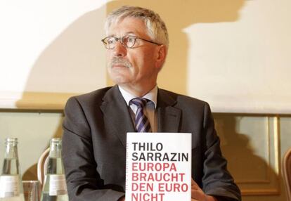 Thilo Sarrazin durante la presentaci&oacute;n de su libro &quot;Europa no necesita al euro&quot; en Berl&iacute;n.