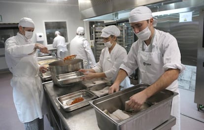 Empleados de Gureak trabajan en una cocina.