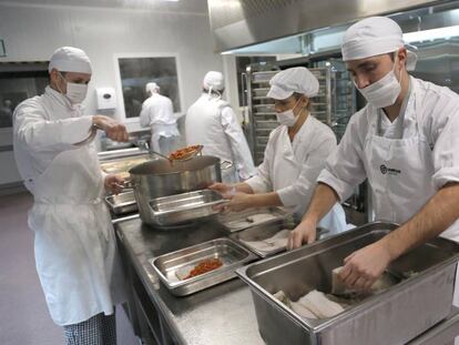 Empleados de Gureak trabajan en una cocina.