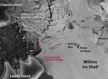 Imagen tomada con el radar del satélite Envista en que se aprecia la liberación de icebergs en la zona donde antes estaba el puente de hielo ( contorneado en blanco).