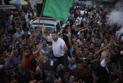 El portavoz de Hamás Abu Zuhri (En el centro) festeja el anuncio de paz junto a la multitud.