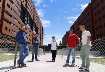 De izquierda a derecha, Miguel Fernández, Alberto Rubini, Ana Belén Robles, Joaquín García Llanera y Alberto Prado, arquitectos responsables del edificio EAI310.