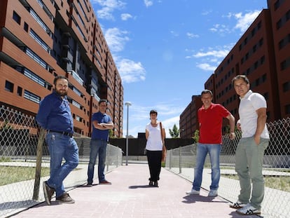 De izquierda a derecha, Miguel Fernández, Alberto Rubini, Ana Belén Robles, Joaquín García Llanera y Alberto Prado, arquitectos responsables del edificio EAI310.