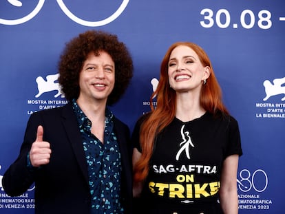 El director Michel Franco y la actriz Jessica Chastain, con una camiseta a favor de la huelga de actores y guionistas, antes de la presentación de 'Memory' este viernes en el festival de Venecia.