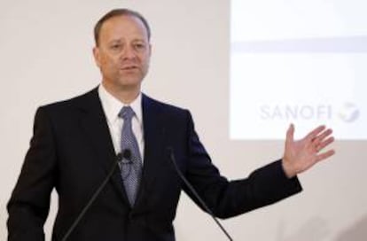 El director general del gigante farmacéutico francés Sanofi, Christopher Viehbacher, da una rueda de prensa para anunciar los resultados obtenidos por la compañía en el 2013 hoy.