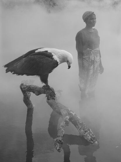 Monica posa junto al águila pescadora 'Big Foot', también en Zimbabue.