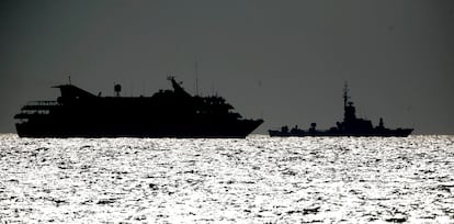 Un buque de la Armada israelí escolta al <i>Mavi Marmara</i> la principal embarcación de la <i>Flotilla de la Libertad</i>, de camino al puerto de Ashdod, al sur de Israel.