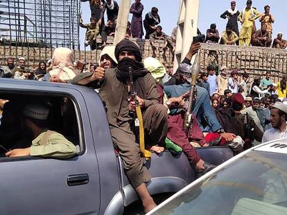 Los talibanes celebran la caída de Jalalabad, este domingo.