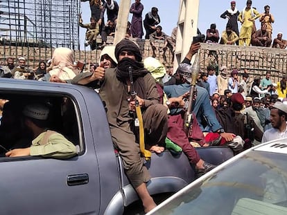 Los talibanes celebran la caída de Jalalabad, este domingo.