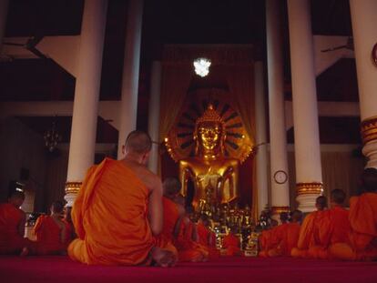 Monjes rezando en su templo, Chiang Mai (Tailandia).