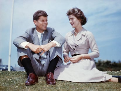 Un matrimonio perfecto, al menos ante la cámara: John Fitzgerald Kennedy y Jacqueline Bouvier (más tarde Kennedy Onassis) posan en 1953, pocos meses antes de su boda.