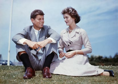 Un matrimonio perfecto, al menos ante la cámara: John Fitzgerald Kennedy y Jacqueline Bouvier (más tarde Kennedy Onassis) posan en 1953, pocos meses antes de su boda.