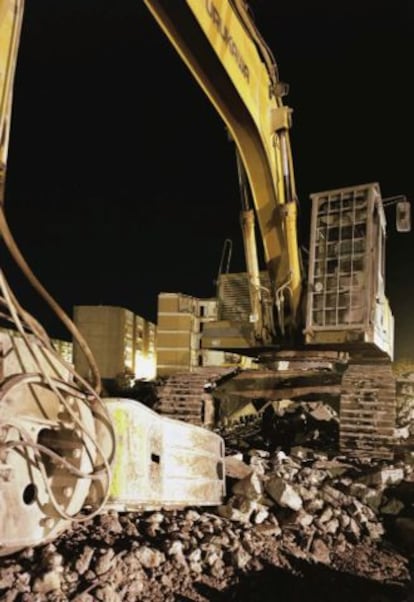 Las excavadoras esperando en Eisenhüttenstadt para derribar los bloques de casas abandonadas