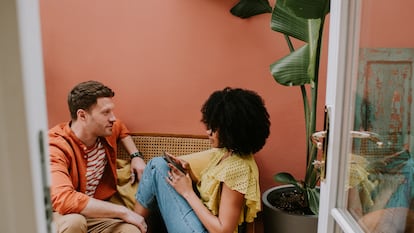 Muchos gestos que podrían parecer espontáneos son en realidad versiones aprendidas de lo que creemos que tenemos que hacer: escuchar, cuidar, desear, aguantar, guardar silencio.