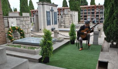 Carles Trepat toca una pieza junto a la tumba de Tárrega en el homenaje al guitarrista