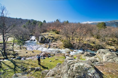 Un sendero precioso lleva desde la villa de origen medieval de Rascafría hasta la cascada del Purgatorio (en la imagen), en la cabecera del valle del Lozoya, en la vertiente norte de la alineación montañosa de Cuerda Larga. La ruta, ideal para caminar con niños, se puede recorrer por cualquiera de los lados del arroyo Aguilón y pasa por robledales, puentes de madera y remansos del arroyo donde descansar antes de llegar a la cascada. Esta consta de dos partes, la baja con un salto de 10 metros; y la alta, con un salto de 15. Durante los 12 kilómetros de camino se pueden ir contando las aventuras de El Tuerto de Pirón, un bandolero con fama de bondadoso llamado así por tener una nube en el ojo que le impedía ver por él​ y que actuó principalmente en la sierra de Guadarrama y en la cuenca del río Pirón.​ De vuelta en Rascafría, es visita obligadísima el monasterio del Paular —una abadía benedictina del siglo XIV, muy bien conservada—, el arboreto Giner de los Ríos y, para los más montañeros, una subida a Peñalara, la montaña más alta de la sierra de Guadarrama (2.428 metros).