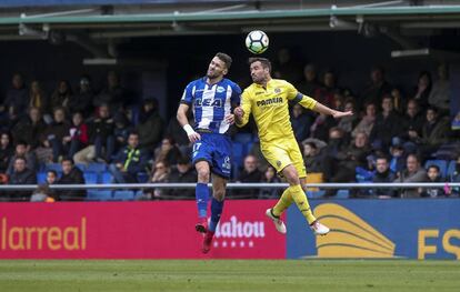 Pedraza, del Alavés, y Mario Gaspar, del Villarreal, disputan la pelota.