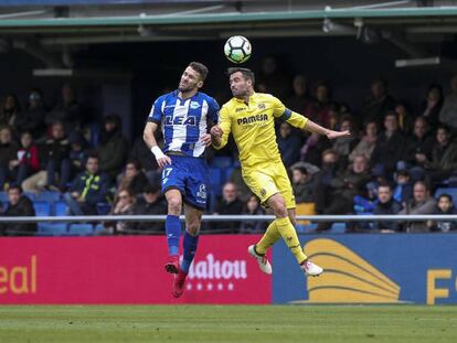 Pedraza, del Alav&eacute;s, y Mario Gaspar, del Villarreal, disputan la pelota.