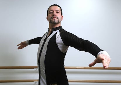  Fabian Rendon, profesor de baile, en la Escuela de Danza Casa de Campo, en Madrid.