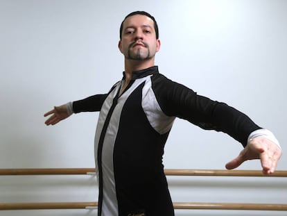  Fabian Rendon, profesor de baile, en la Escuela de Danza Casa de Campo, en Madrid.