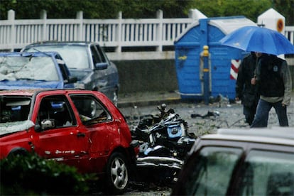 La explosión del coche bomba provocó daños en los coches aparcados en las inmediaciones, así como destrozos en algunos muros de la urbanización. El coche utilizado, robado en Bilbao el mismo día, quedó totalmente destrozado.