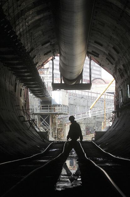 Un operario camina por el tercer túnel que conecta las estaciones de Atocha y Chamartín.