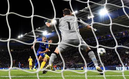 Gol de Slimani, delantero del Leicester, al Oporto.