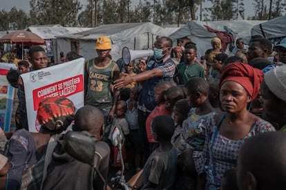 La crisis de la Repblica Democrtica del Congo (RDC) sigue siendo una de las ms complejas y desatendidas del mundo. Dcadas de enfrentamientos entre las fuerzas armadas congole?as y diversos grupos armados no estatales han ido acompa?adas de violaciones generalizadas de los derechos humanos y violencia de gnero, dejando a 6,4 millones de personas desplazadas dentro del pas y a ms de un milln viviendo como refugiados en la regin. El recrudecimiento de los combates en las provincias orientales del pas oblig a huir a ms de 940.000 personas solo en el primer semestre de 2024. Muchos viven ahora hacinados en lugares de desplazamiento insalubres, donde son vulnerables a los continuos riesgos de seguridad y a las enfermedades, incluido el virus mpox. Este a?o, la RDC ha estado en el epicentro de un brote de mpox, con algunos casos sospechosos entre refugiados y desplazados. Acnur est proporcionando ayuda de emergencia, como refugios, mantas y kits de cocina, as como apoyo psicolgico para tratar los traumas, pero su capacidad para responder a la crisis en la RDC se est viendo obstaculizada por una grave escasez de fondos.? Un trabajador de divulgacin comunitaria sensibiliza sobre el mpox en un campo de desplazados de Rusayo, en la Repblica Democrtica del Congo, el 26 de septiembre de 2024.