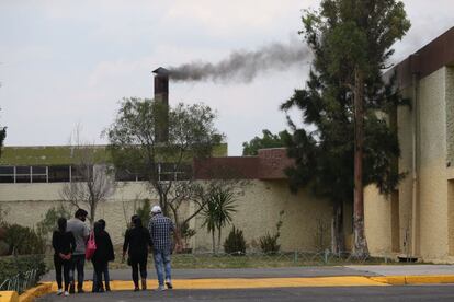 Una familia camina afuera del crematorio municipal de Nezahualcóyotl (México).