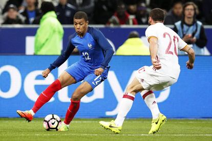 Kylian Mbappe (i) de Francia disputa el balón con Dani Carvajal (d).