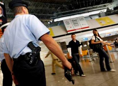 Agentes armados de la policía alemana patrullan por una de las dos terminales del aeropuerto de Francfort.