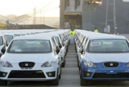 Un operario controla el embarque, en el puerto de Barcelona, de coches de la marca Seat. EFE/Archivo