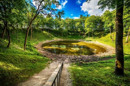 En el pueblo de Kaali, en la isla estonia de Saaremaa, se ha identificado un grupo de nueve cráteres que forman lagunas verdosas de pequeño tamaño —entre 110 y 12 metros de diámetro— y escasa profundidad producidos por un solo meteorito que impactó hace entre 8.500 y 2.400 años. El enclave ocupa un lugar especial en la mitología del país y pudo ser un escenario para los sacrificios rituales en la Edad de Hierro. Al encontrarse todos en una pequeña área de un kilómetro cuadrado, forman un paisaje muy pintoresco en medio de la frondosa vegetación cuyos árboles en otoño se tiñen de rojo. El museo del pueblo ofrece buena información, no solo sobre el meteorito de Kaali, sino en general sobre estos trotamundos cósmicos.