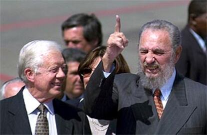El presidente cubano, Fidel Castro (derecha), ayer, en el aeropuerto de La Habana junto al ex presidente estadounidense Jimmy Carter.