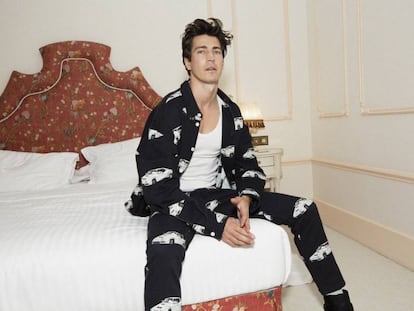 El modelo Oriol Elcacho viste camisa, pantalón y botas de Versace.