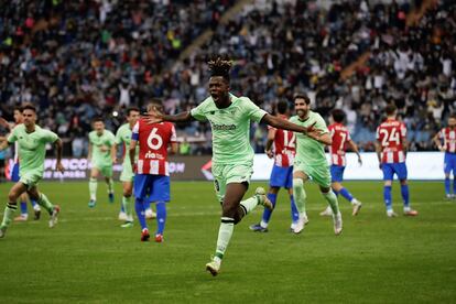 Nico Williams, celebra el segundo gol del equipo Athletic durante el partido de semifinales de la Supercopa de España de fútbol que han disputado este jueves frente al Atlético de Madrid en el estadio Rey Fahd de Riad.