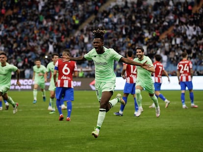 Nico Williams, celebra el segundo gol del equipo Athletic durante el partido de semifinales de la Supercopa de España de fútbol que han disputado este jueves frente al Atlético de Madrid en el estadio Rey Fahd de Riad.