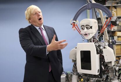 Johnson gesticula frente a un robot humanoide en el Instituto de Investigación para la Ciencia y la Ingeniería de la Universidad de Waseda en Tokio, en una imagen proporcionada por la Secretaría de Exteriores británica.